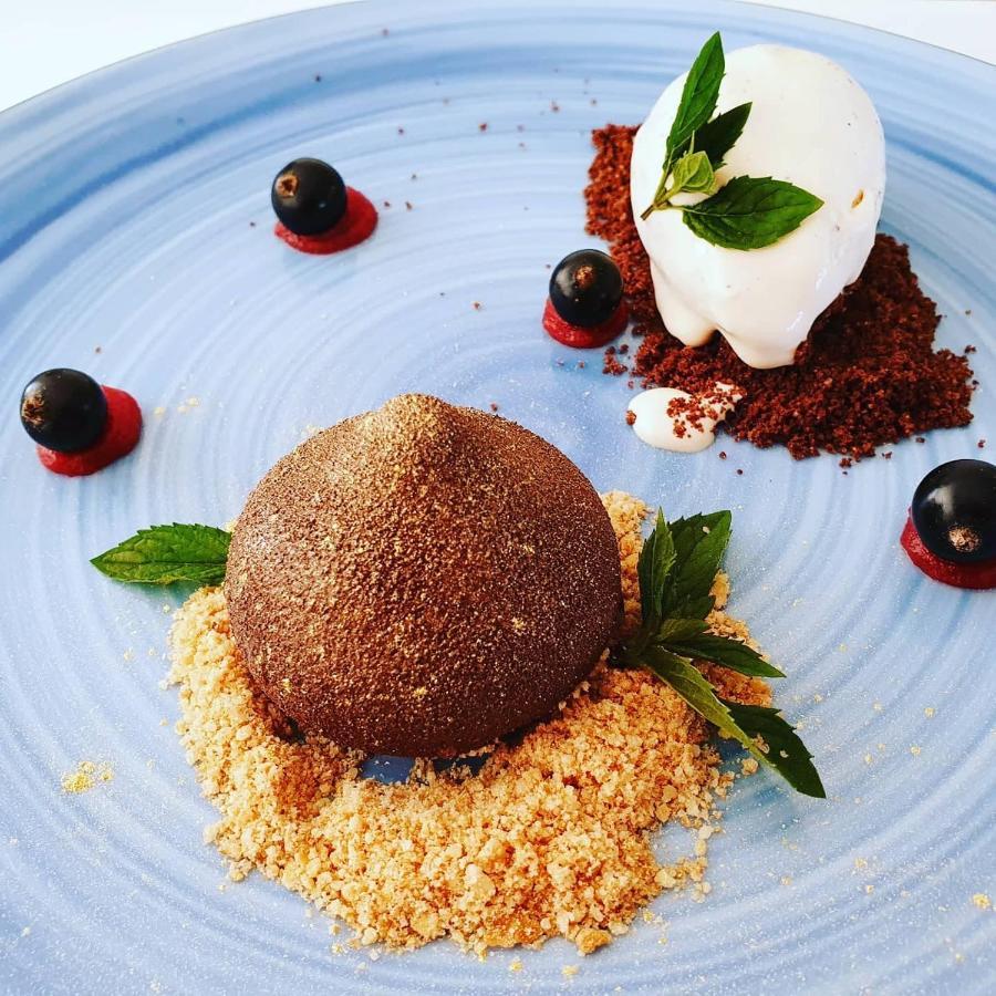 Boutique Odyseja & Spa 시에초시네크 외부 사진 Chocolate bomb