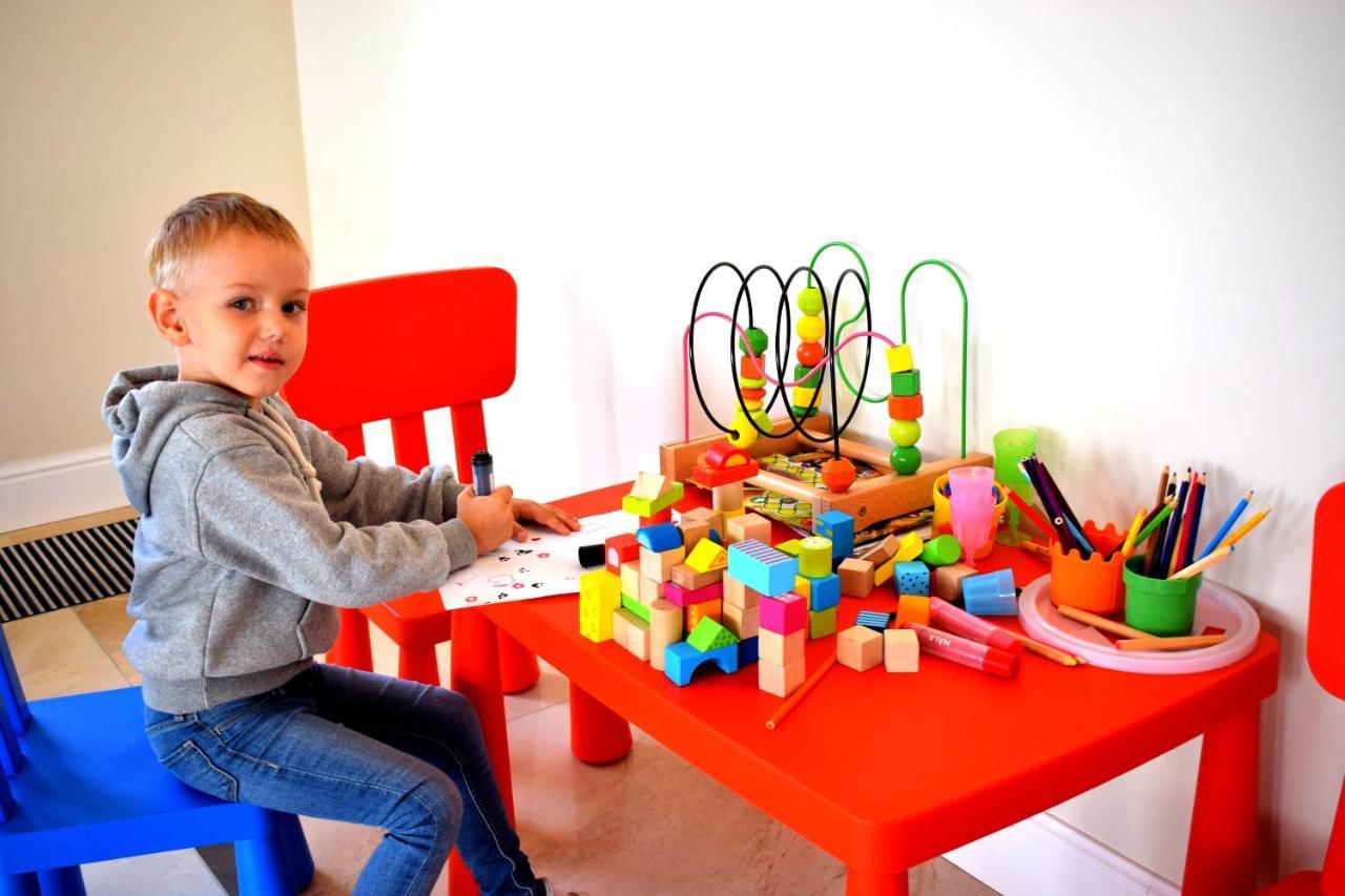 Boutique Odyseja & Spa 시에초시네크 외부 사진 Child playing with toys