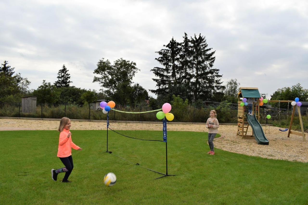 Boutique Odyseja & Spa 시에초시네크 외부 사진 Children playing balloon tennis