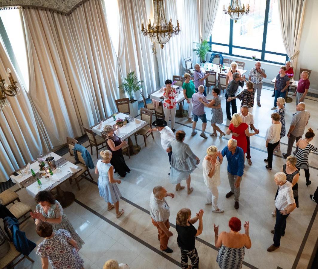 Boutique Odyseja & Spa 시에초시네크 외부 사진 The 2012 opening of the renovated hotel