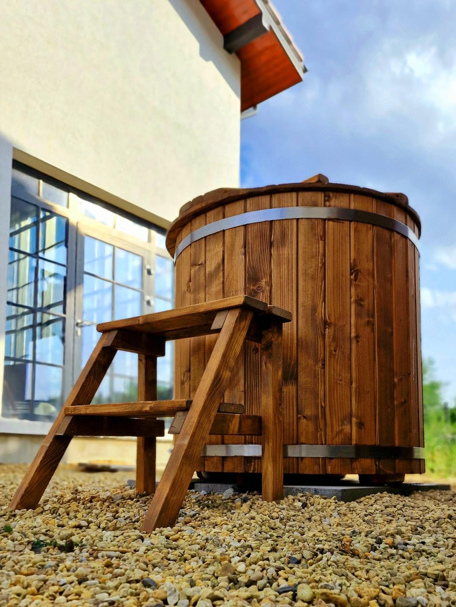 Boutique Odyseja & Spa 시에초시네크 외부 사진 A wooden hot tub