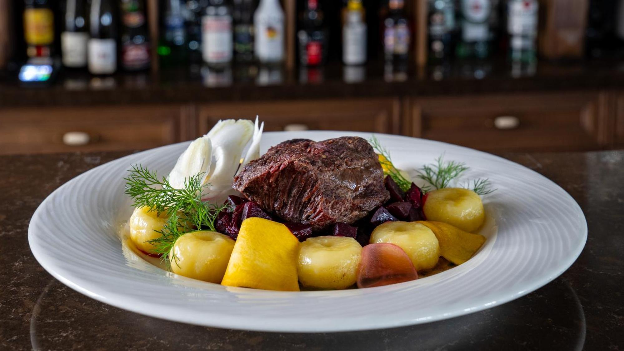 Boutique Odyseja & Spa 시에초시네크 외부 사진 A plate of reindeer stew with potatoes and lingonberries