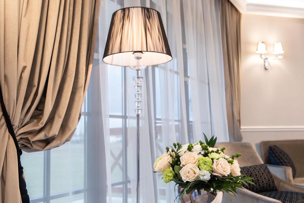 Boutique Odyseja & Spa 시에초시네크 외부 사진 A floor lamp