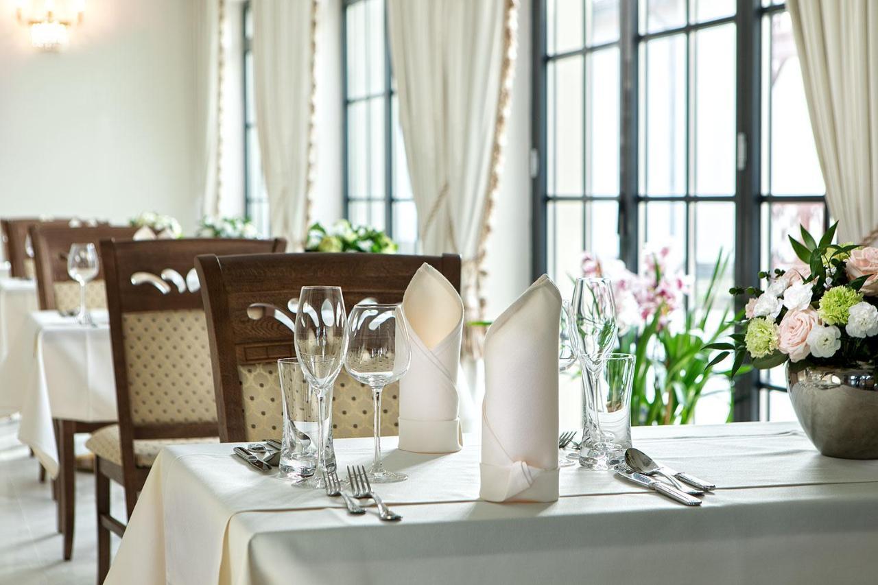 Boutique Odyseja & Spa 시에초시네크 외부 사진 A table set for fine dining