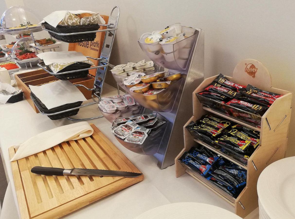 Boutique Odyseja & Spa 시에초시네크 외부 사진 A selection of cheese and crackers